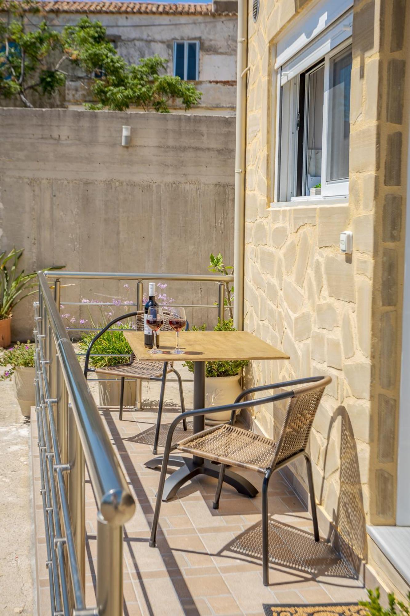 Petra'S Charming Home, 500M To Beach Chania  Bagian luar foto